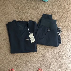 Figs dark harbor scrub set